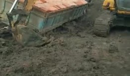 汽车陷进泥潭怎么处理