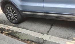 汽车上马路牙子停车